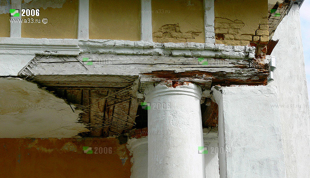 Сгнивший верх колонн Ильинской церкви в Палищах Гусь-Хрустального района Владимирской области