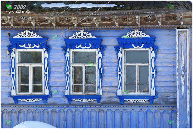Синие наличники с пропильной резьбой дома в Парахино Гусь-Хрустального района Владимирской области