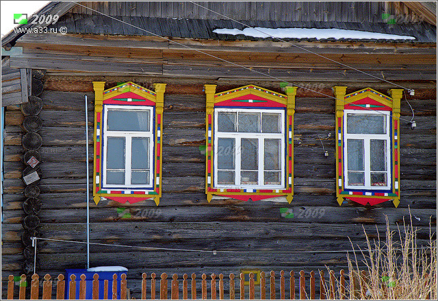 Желто-красные наличники окон жилого дома в Парахино Гусь-Хрустального района Владимирской области
