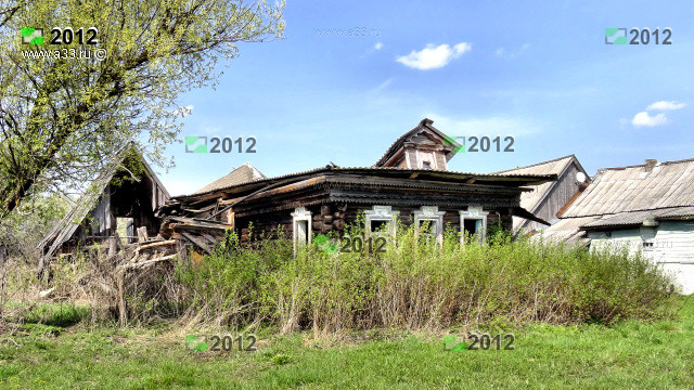 Старый дом в деревне Першково Гусь-Хрустального района Владимирской области с рухнувшей вовнутрь кровлей