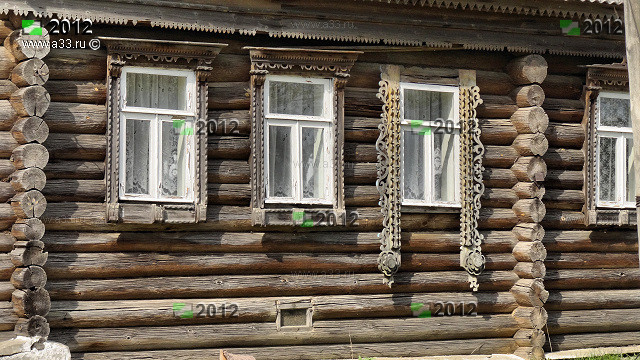 Старая древесина с остатками домовой резьбы на доме в деревне Першково Гусь-Хрустального района Владимирской области
