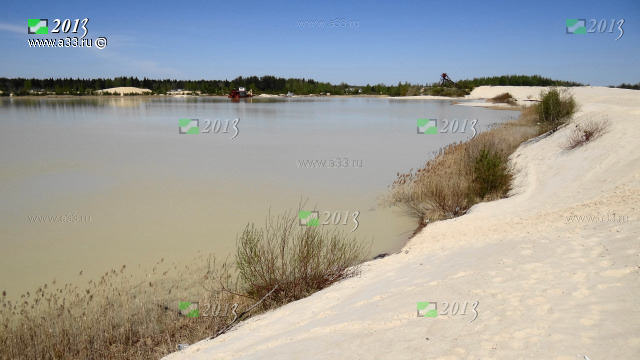 Мёртвый техногенный водоём Кварцево-песочный берег Карьер намыва горно-обогатительного комбината у деревни Пятница