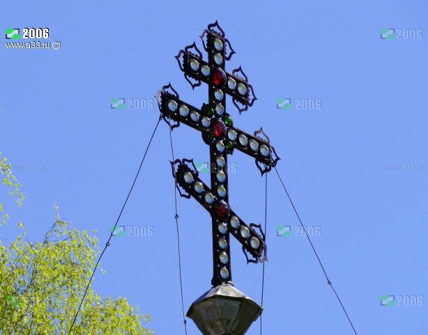 Современный крест над основным объемом церкви в селе Пятница (Великодворье) Гусь-Хрустального района Владимирской области