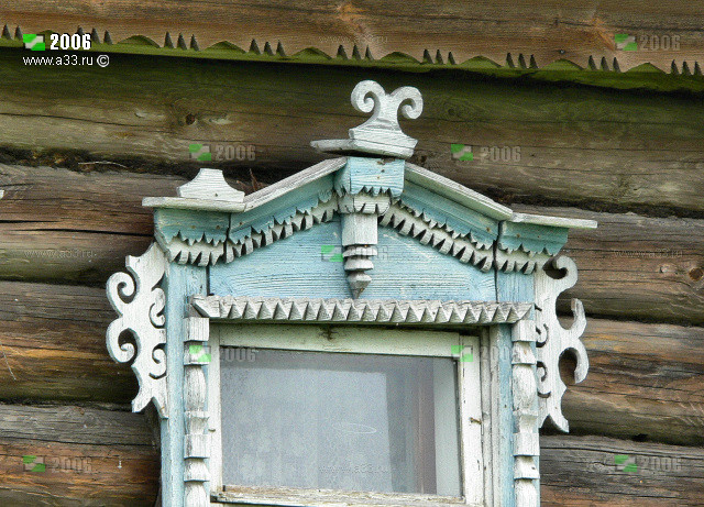 Фрагмент деревянного наличника дома 12 в деревне Починки Гусь-Хрустального района Владимирской области