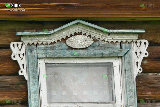 Фрагмент деревянного наличника дома 14 в деревне Починки Гусь-Хрустального района Владимирской области