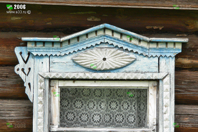 Фрагмент деревянного наличника дома 30 в деревне Починки Гусь-Хрустального района Владимирской области