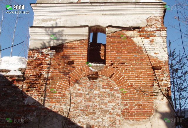 Фрагмент фасада колокольни Покровской церкви в урочище Покров Гусь-Хрустального района Владимирской области