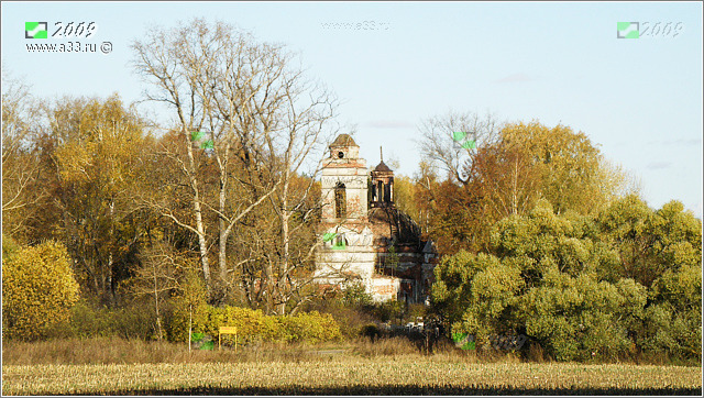 Общий вид Покровской церкви в урочище Покров Гусь-Хрустального района Владимирской области со стороны колокольни осенью