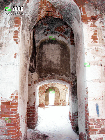 Западный вход через колокольню Покровской церкви в урочище Покров Гусь-Хрустального района Владимирской области