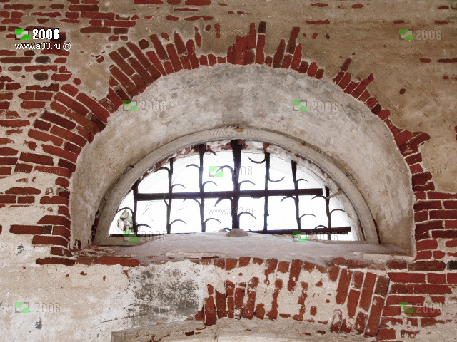 Кованая решетка в средневековом стиле на Покровской церкви в урочище Покров Гусь-Хрустального района Владимирской области