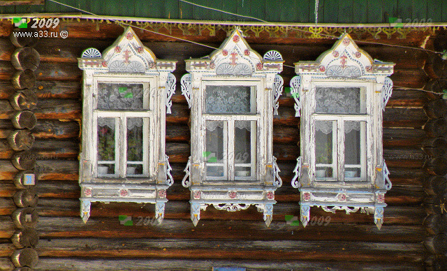 Белые деревянные наличники с кокошниками в патриархальном стиле в деревне Сивцево Гусь-Хрустального района Владимирской области