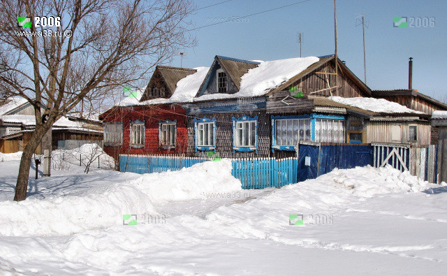 Жилой двухквартирный барак в деревне Таланово Гусь-Хрустального района Владимирской области зимой обшит деревянным лемехом