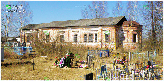 Вид на Воскресенскую церковь в селе Тихоново Гусь-Хрустального района Владимирской области с юго-востока