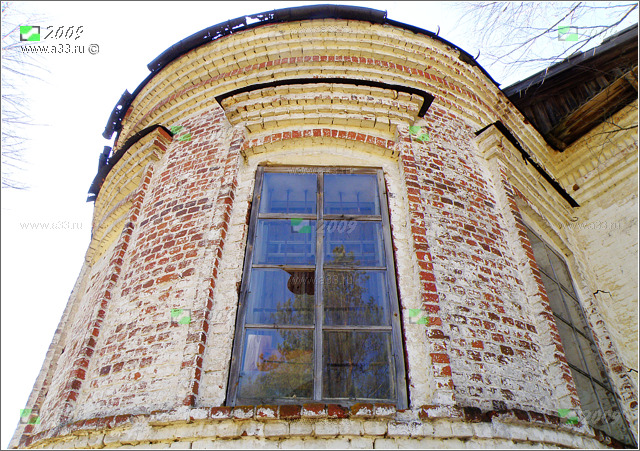Окно апсиды Воскресенской церкви в Тихоново Гусь-Хрустального района Владимирской области
