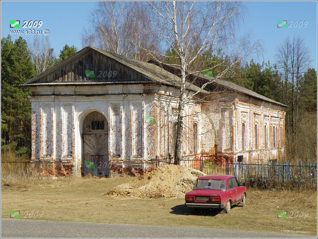Вид на Воскресенскую церковь в Тихоново Гусь-Хрустального района Владимирской области со стороны разрушенной до первого яруса колокольни
