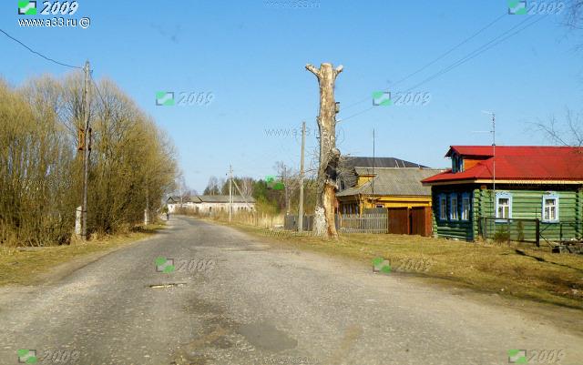 Всё село Тихоново Гусь-Хрустального района Владимирской области находится вдоль одной улицы большой проезжей