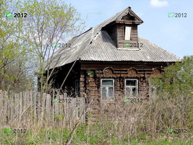 Изба с некрашеной домовой резьбой в деревне Толстиково Гусь-Хрустального района Владимирской области