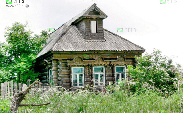 Изба с некрашеной домовой резьбой в Толстиково Гусь-Хрустального района Владимирской области