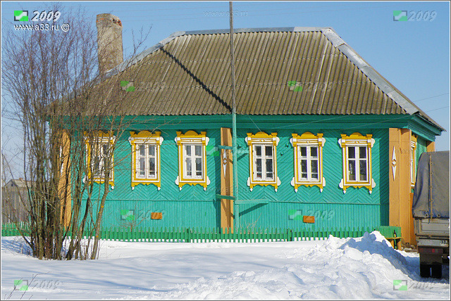 Сельский одноэтажный деревянный дом на 6 окон
