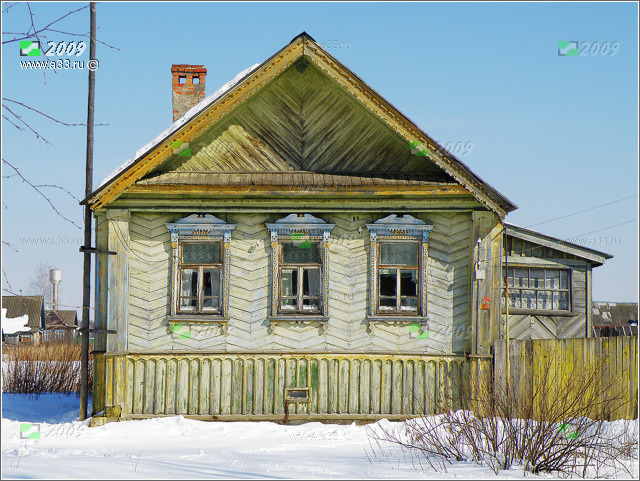 Типичная архитектура жилого дома на три окна в Уляхино Гусь-Хрустального района Владимирской области