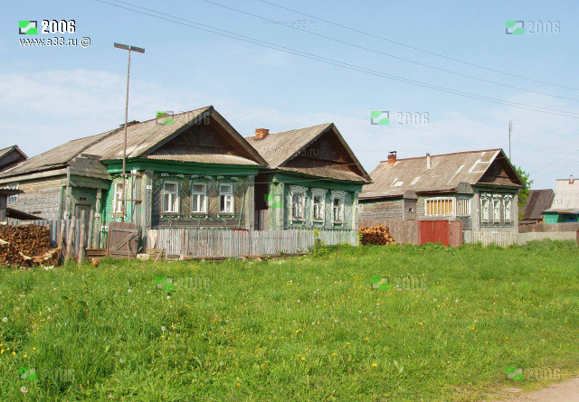 Типичная деревенская жилая затройка в одну линию вдоль одной улицы, деревня Васильево Гусь-Хрустального района Владимирской области