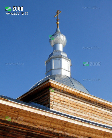 Завершение основного объёма церкви в посёлке Великодворский Гусь-Хрустального района Владимирской области выполнено из оцинкованного железа