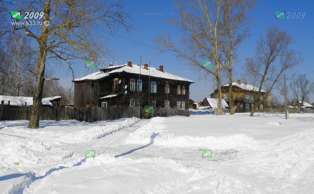 Общий вид улицы 3-го Интернационала в посёлке Великодворский Гусь-Хрустального района Владимирской области с деревянными двухэтажными жилыми бараками
