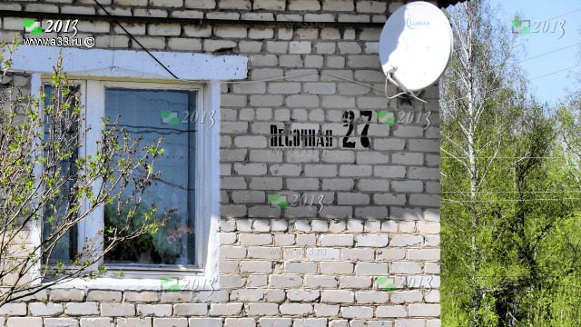 Деталь фасада дома в посёлке Великодворский Гусь-Хрустального района Владимирской области со спутниковой тарелкой