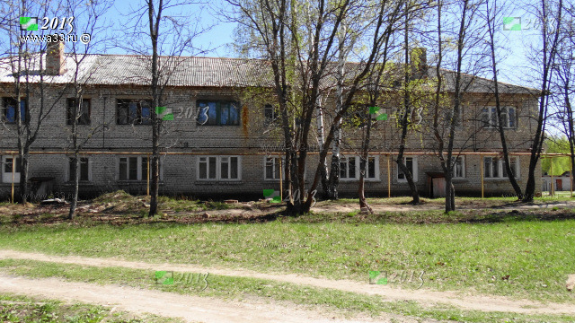 Двухэтажный кирпичный барак в посёлке Великодворский Гусь-Хрустального района Владимирской области