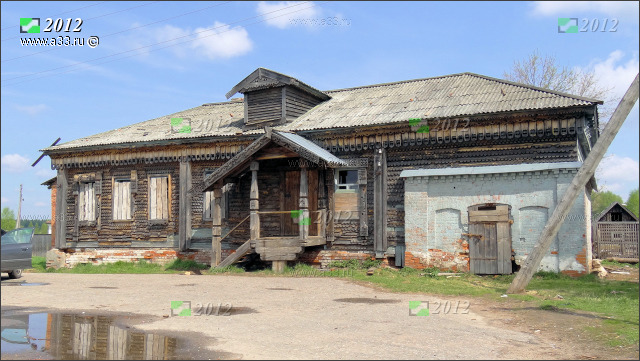 Бывший кооперативный магазин в селе Вешки Гусь-Хрустального района Владимирской области 2012