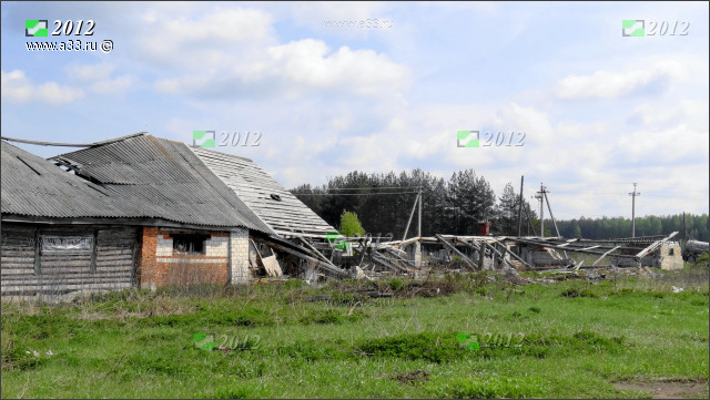 Руины коровника в селе Вешки Гусь-Хрустального района Владимирской области