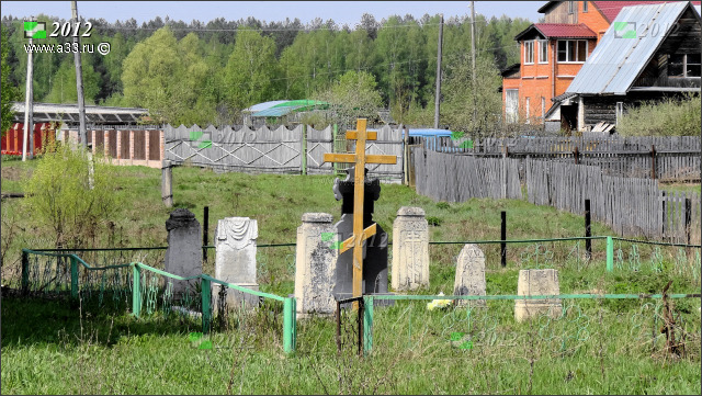 Остатки старого кладбища села Вешки Гусь-Хрустального района Владимирской области возле церкви Вознесения Господня