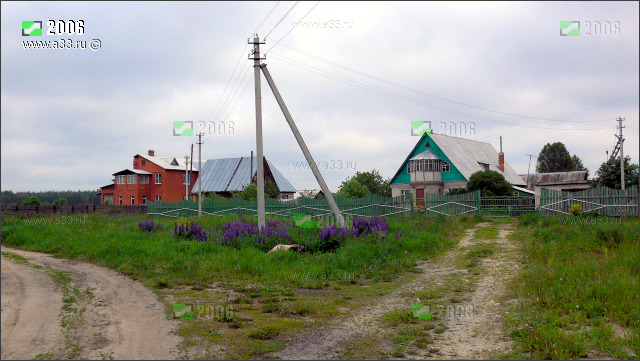 Дачные дома возле храма в селе Вешки Гусь-Хрустального района Владимирской области 2006