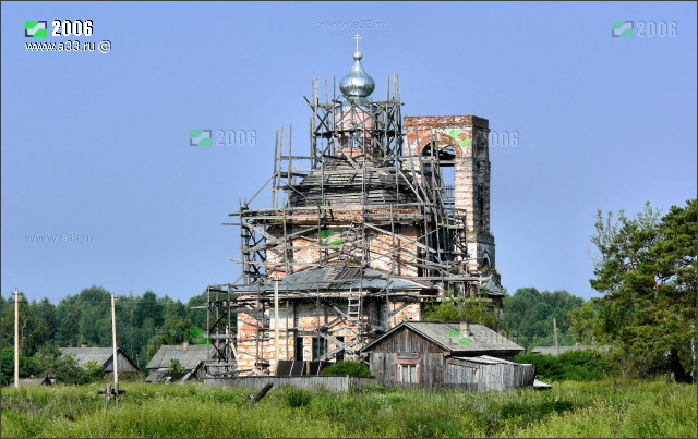 Панорама церкви Вознесения Господня в Вешках Гусь-Хрустального района Владимирской области в процессе ремонта фотография 2006 года