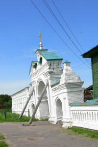 Западные ворота ограды церкви в селе Заколпье Гусь-Хрустального района Владимирской области