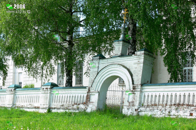 Южный участок церковной ограды в Заколпье с аварийно наклоненными воротами