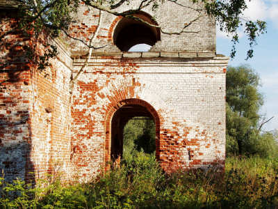 2005 Западный вход через колокольню Никольской церкви в Лаптево до ремонта Камешковский район Владимирская область