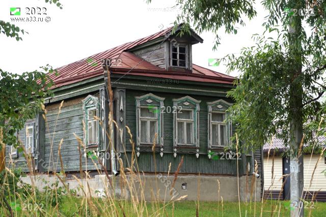 2022 Пятистенок на три окна, водосточные трубы венчают коруны; село Лаптево, Камешковский район, Владимирская область