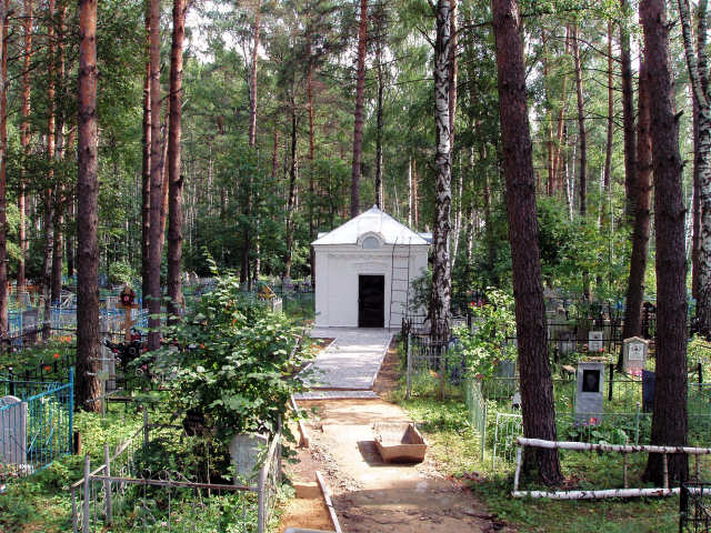 2005 Главная аллея на кладбище в деревне Новая Быковка Камешковского района Владимирской области