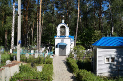 Главная аллея на кладбище в деревне Новая Быковка Камешковского района Владимирской области
