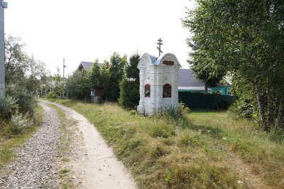 Православный часовенный столб находится в начале улицы Соловьиной деревни Бережки Киржачского района Владимирской области