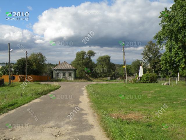 2010 Центр деревни Ефаново Киржачского района Владимирской области с магазином и памятником ВОВ