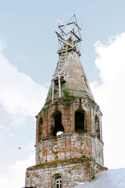 2020 шатровая колокольня Покровской церкви в деревне Ельцы Киржачского района Владимирской области в процессе ремонта