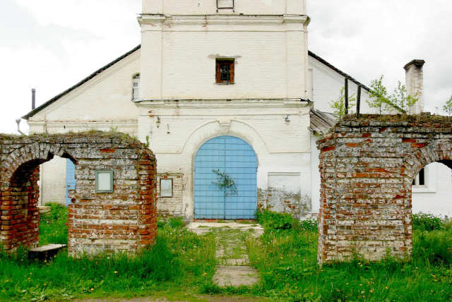 2006 Остатки старых каменных ворот ограды Покровской церкви в деревне Ельцы Киржачского района Владимирской области и западный вход в храм через колокольню