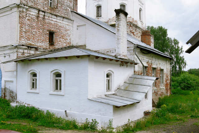 2006 Котельная Покровской церкви в деревне Ельцы Киржачского района Владимирской области находится в палатке при колокольне