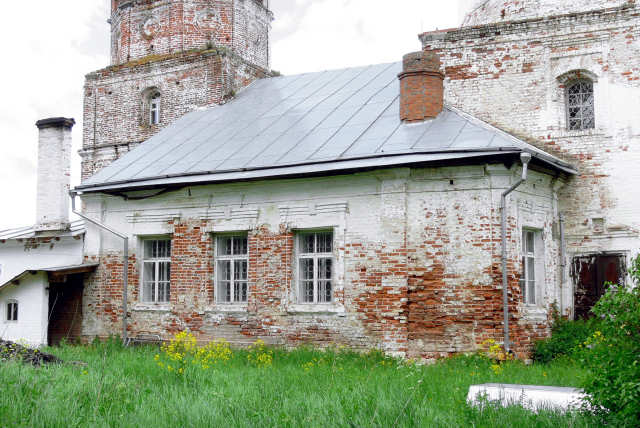 2006 Кровли трапезной Покровской церкви в деревне Ельцы Киржачского района Владимирской области навсегда остались недоделанными