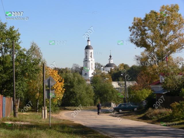 2007 В застройке села Филипповское Киржачского района Владимирской области Никольская церковь видна со всех улиц