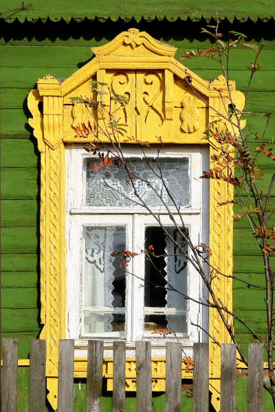 Деревянные наличники окна дома 23 улица Бобкова деревня Фёдоровское Киржачского района Владимирской области