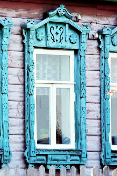 Деревянные наличники окна дома 62 улица Бобкова деревня Фёдоровское Киржачского района Владимирской области