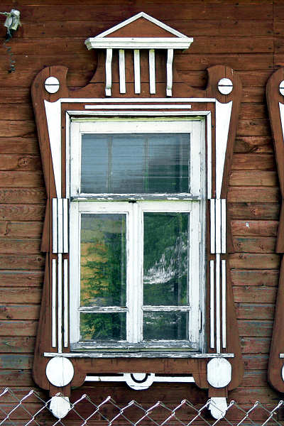 деревянный наличник окна в стиле ампир на жилом доме в деревне Хмелево Киржачского района Владимирской области, не сохранилась
